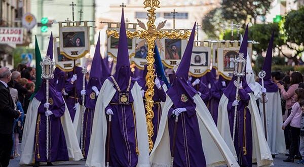 Nazarenos en Procesión
