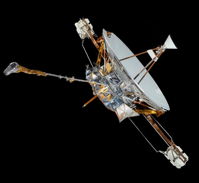 Una representación artística de las sondas Pioneer en el espacio, enfatizando su trayectoria anómala.
