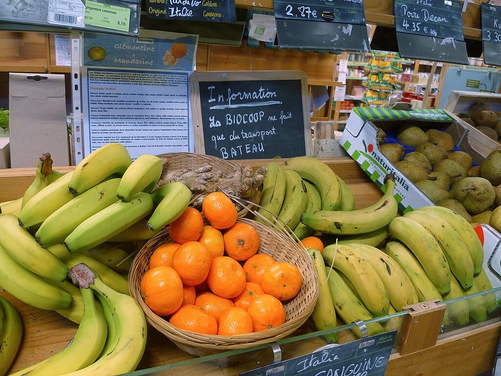 Bananas sección de frutas de Biocoop, Francia. 