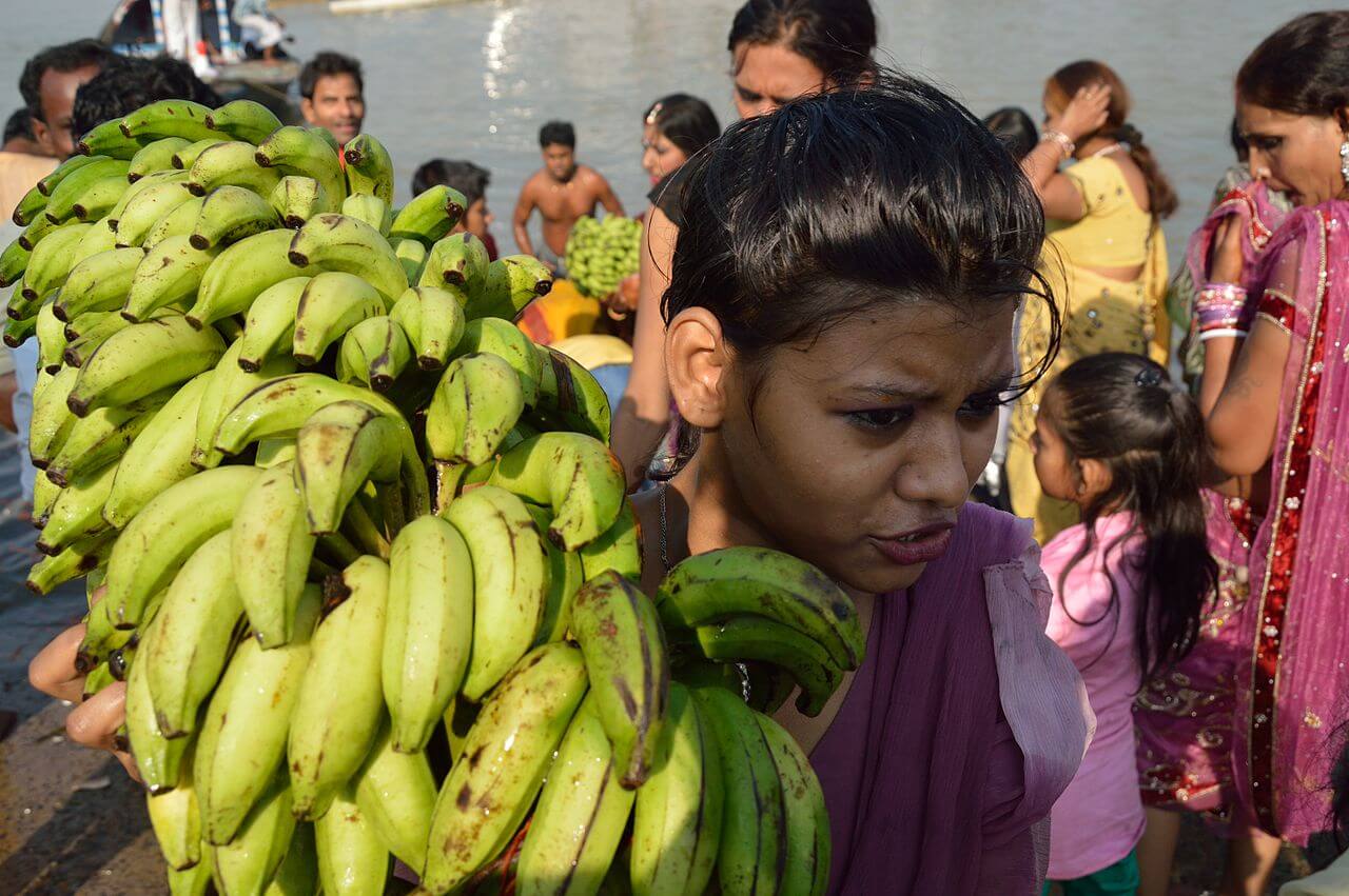 Festival dedicado al dios Sol, en la orilla del río Hooghly, India