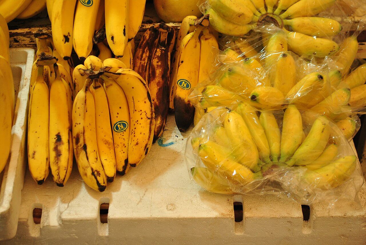 Dos tipos de banano (Musa cavendishii y Musa acuminata) Mercado de Xochimilco, Ciudad de México.